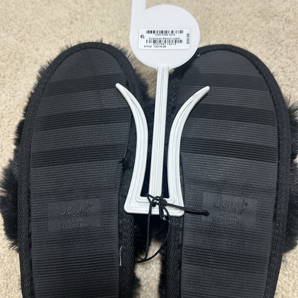 NWT JENNI Intimates Black Furry Slippers 7-8 - Picture 3 of 3